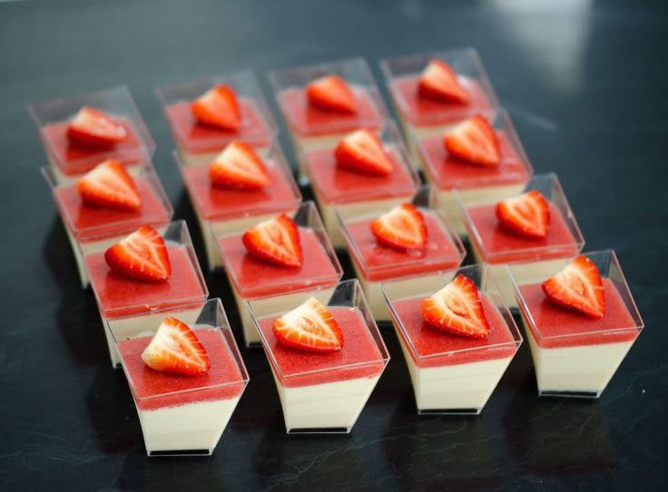 Нежнейшая панна кота с ягодным желе и свежей сезонной ягодой