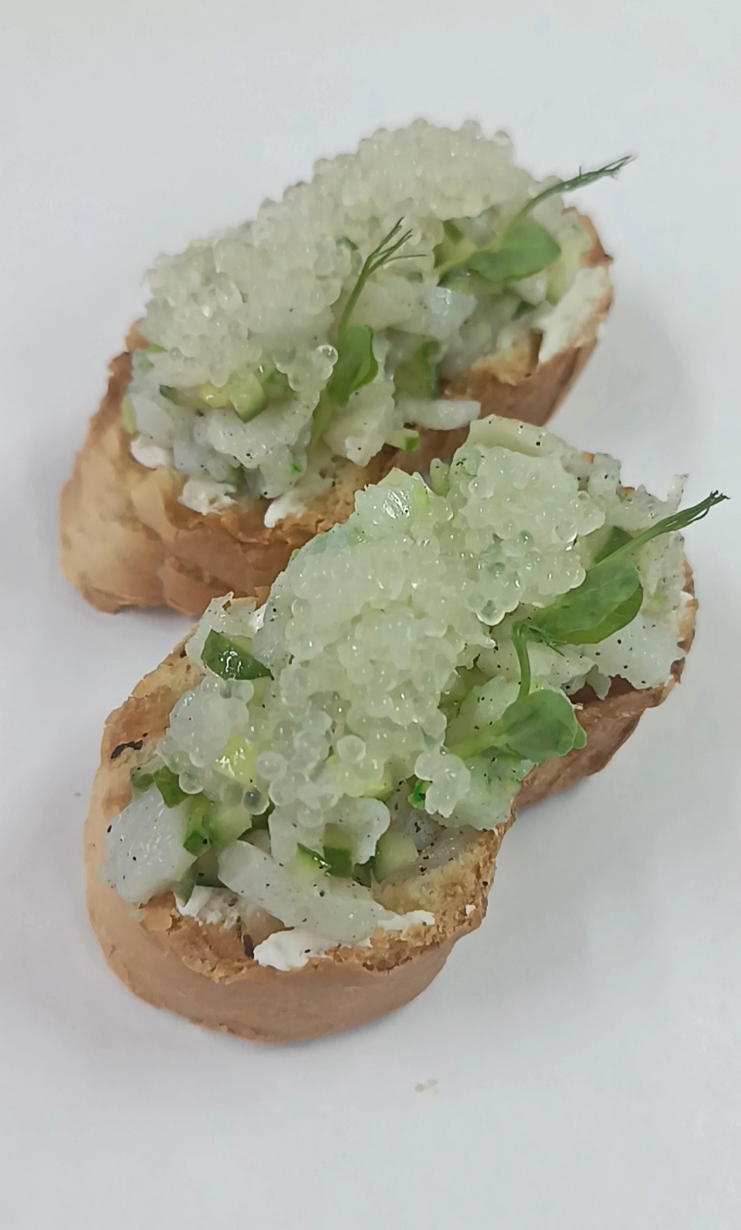 Брускетта с палтусом и икрой