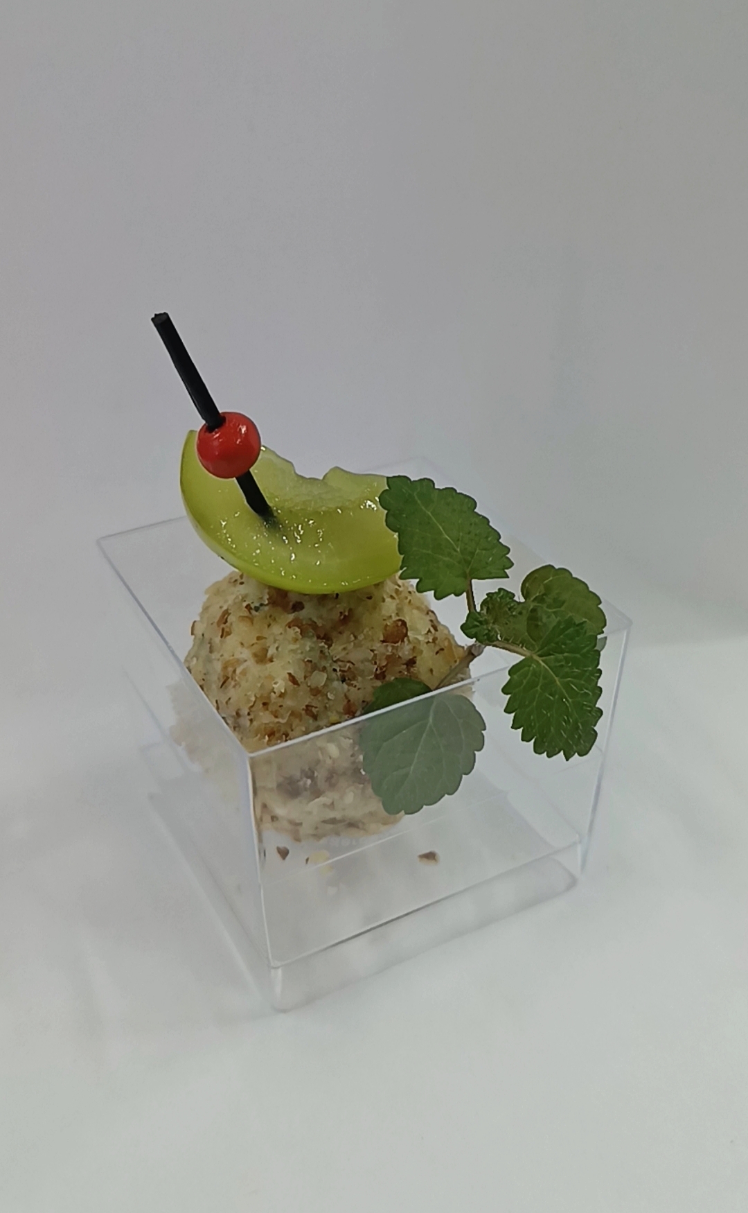 Деликатес из голубого сыра с виноградом