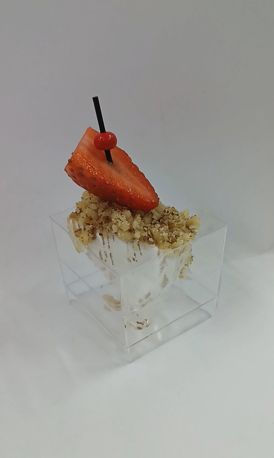 Камамбер с сезонной ягодой, медом и орехами