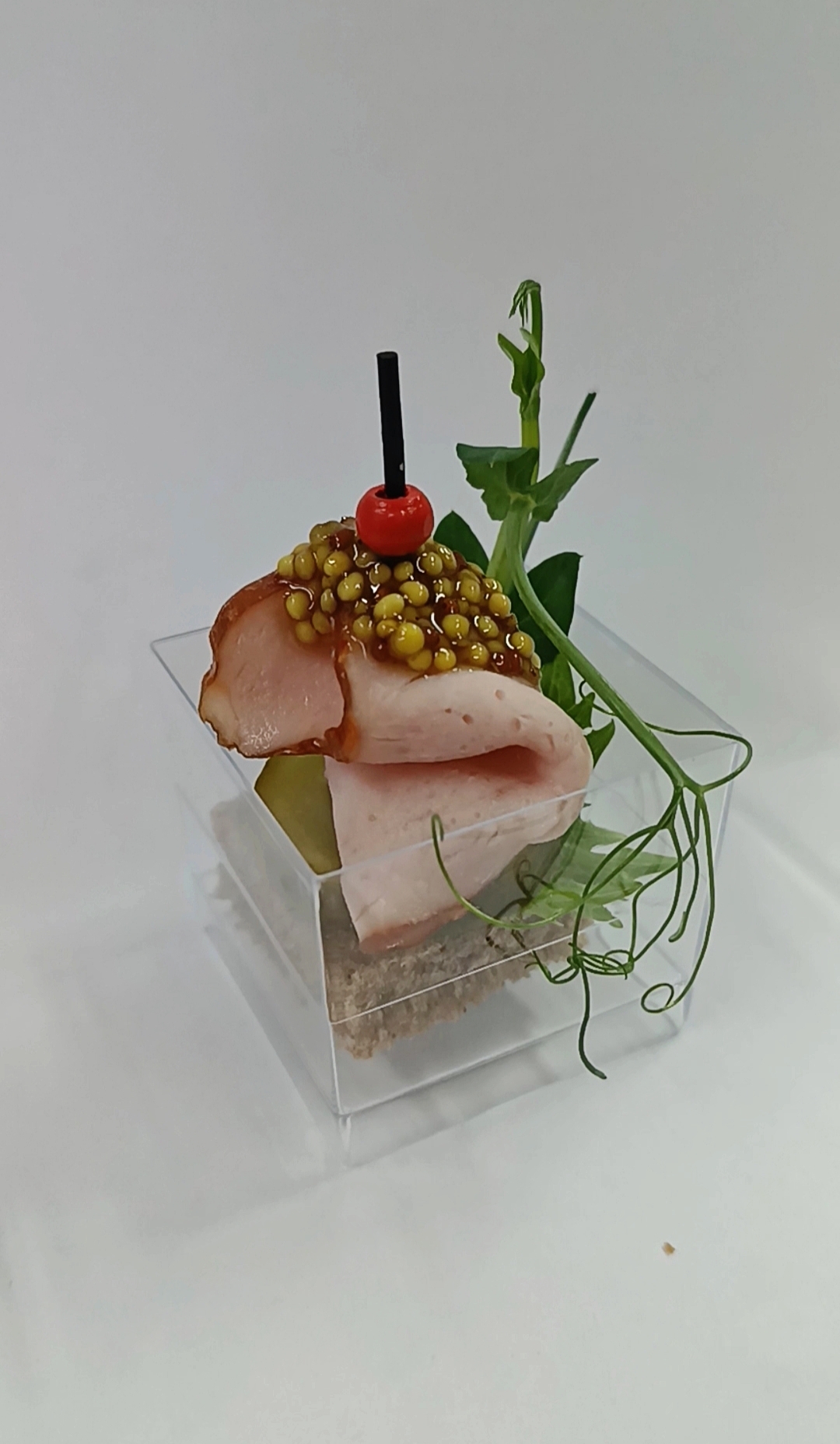 Канапе с бужениной и соленым огурчиком