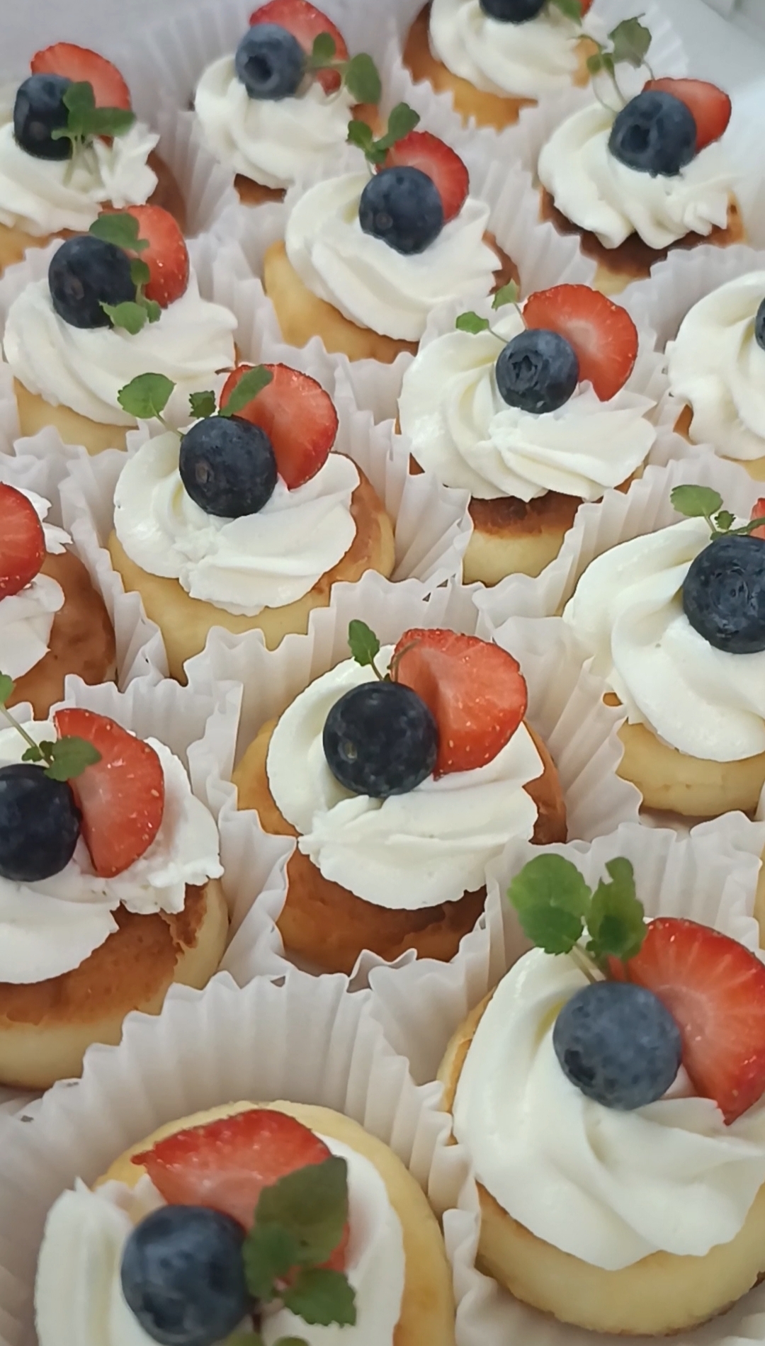 Мини сырники с кремом чиз и сезонной ягодой